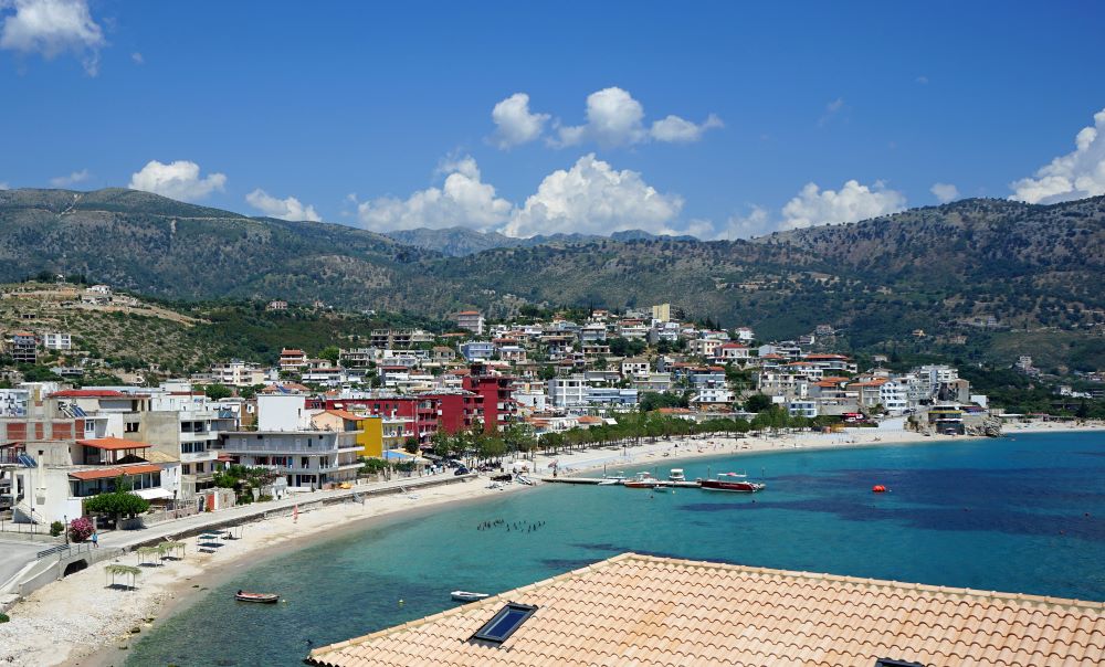 Sezoni turistik, Bashkia e Himarës pezullon të gjitha ndërtimet deri në 15 shtator